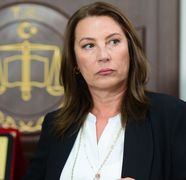Ce studii are, de fapt, Vahide Perçin, care joacă rolul principal Güzide Yenersoy în noul serial „Minciuni de familie”